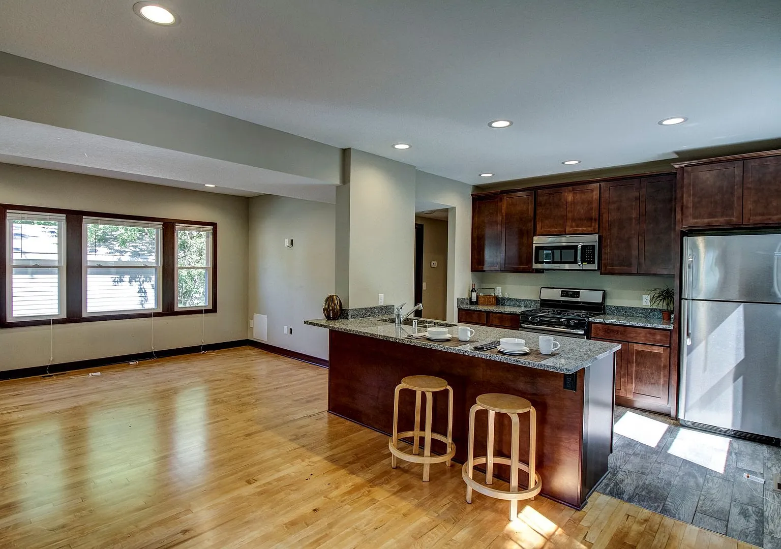 Fully Renovated 5-Bedroom House Close to U of M Campus — Photo 2