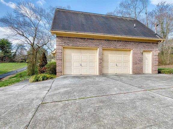 3rd image of 5611 Marilyn Dr