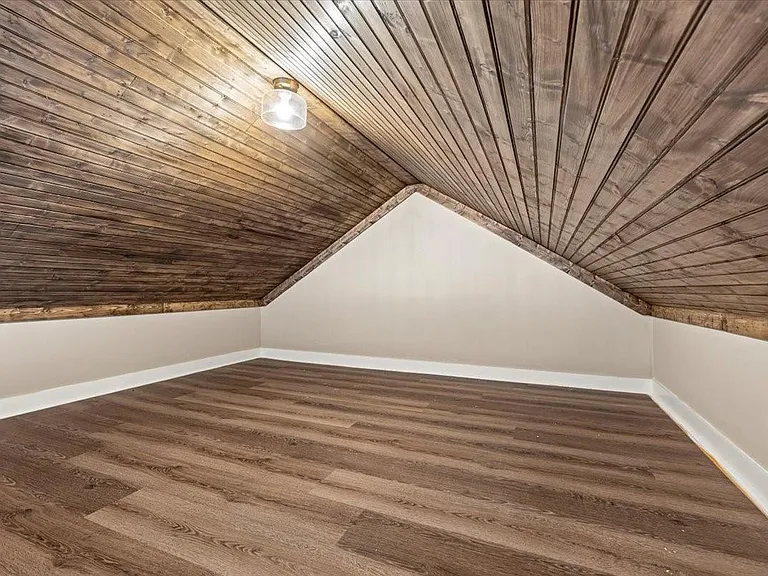 1724 Winnie St — Photo 12