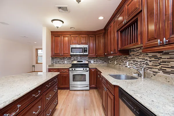 Sold by Nestseekers | media 8