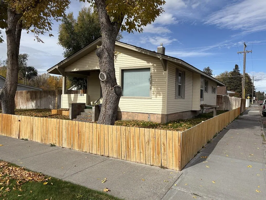 595 Gladstone St — Photo 2