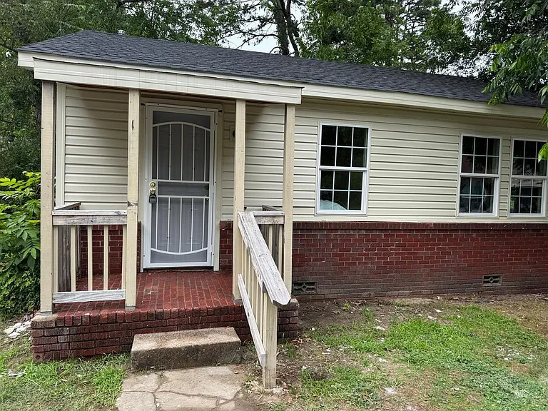 172 Roosevelt Rd — Photo 1