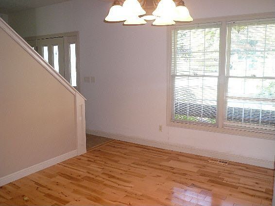 Beautiful Maple Hardwood Flr