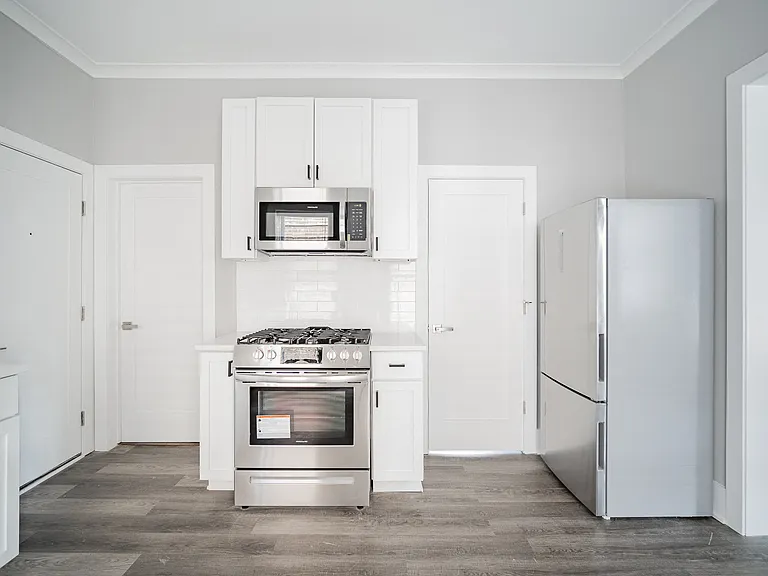 1472 W Erie Street — Photo 10