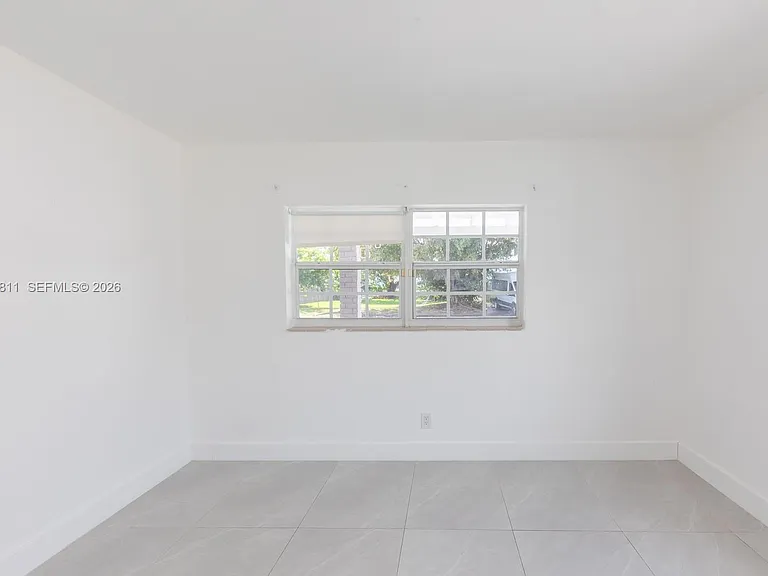 913 NE 2nd St — Photo 18