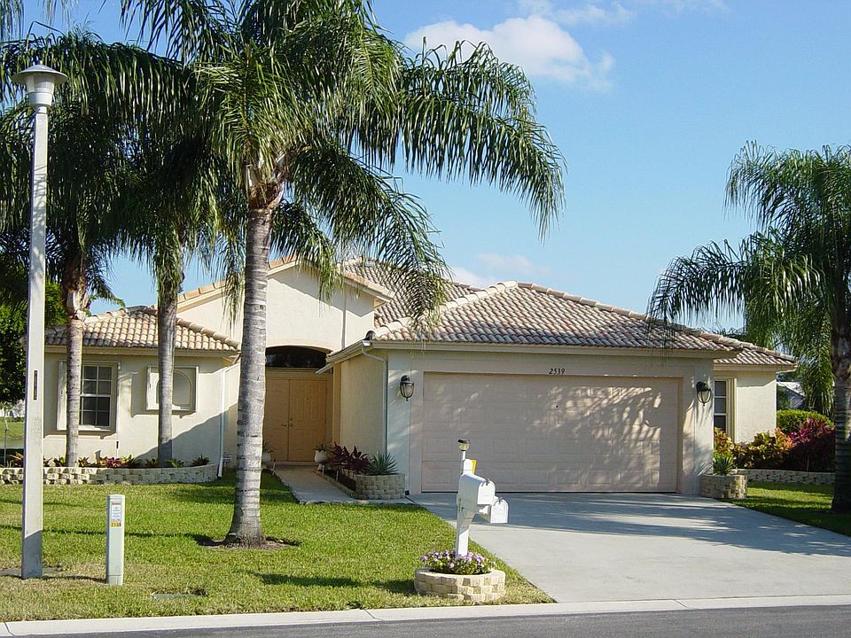 Garage 28' X 20' W/work shop area