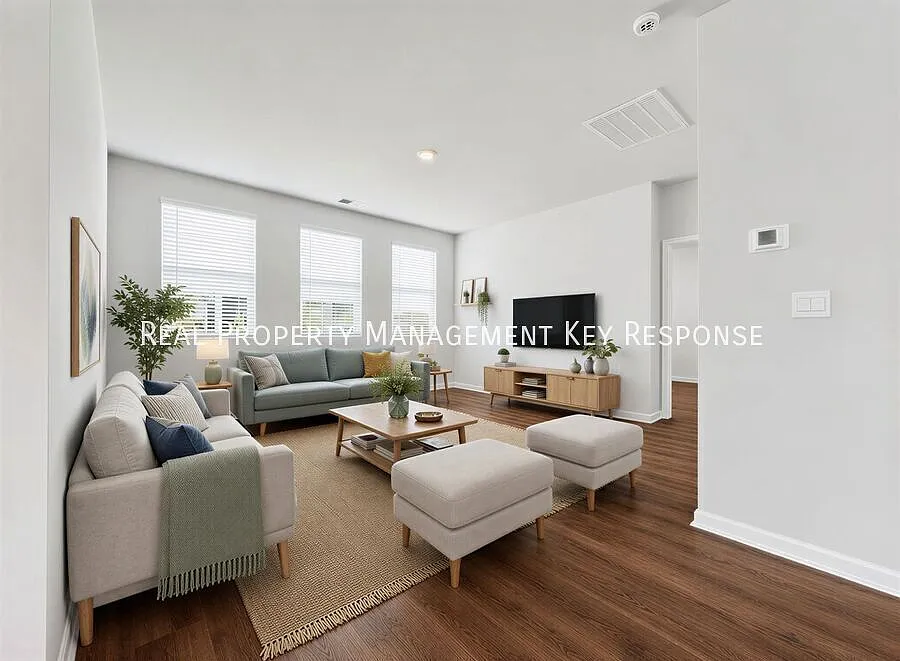 Modern 3-Bedroom Home with Community Amenities, Attached Garage & Easy I-65 Access — Photo 3
