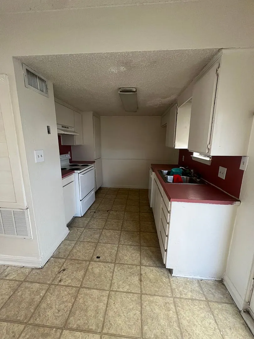 2 Bed/ 1.5 Bath Townhouse — Photo 3