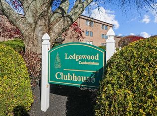 9 Ledgewood Way APT 6, Peabody, MA 01960