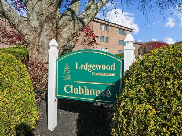 9 Ledgewood Way APT 6, Peabody, MA 01960