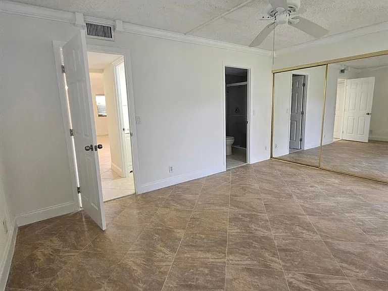 211 E Saxony Ln #211 — Photo 9