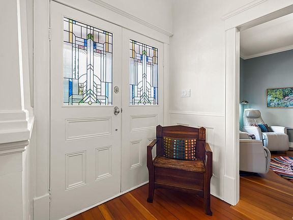5th image of 609 Mary St