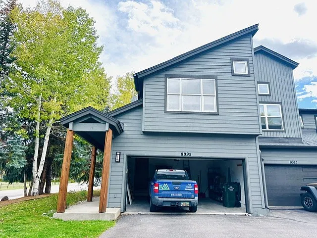 3 bed, 3.5 bath, 2300 sqft, $4,250 — Photo 2