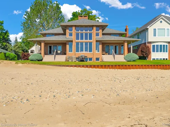 2975 Sandy Oaks Ln, Fort Gratiot, MI 48059