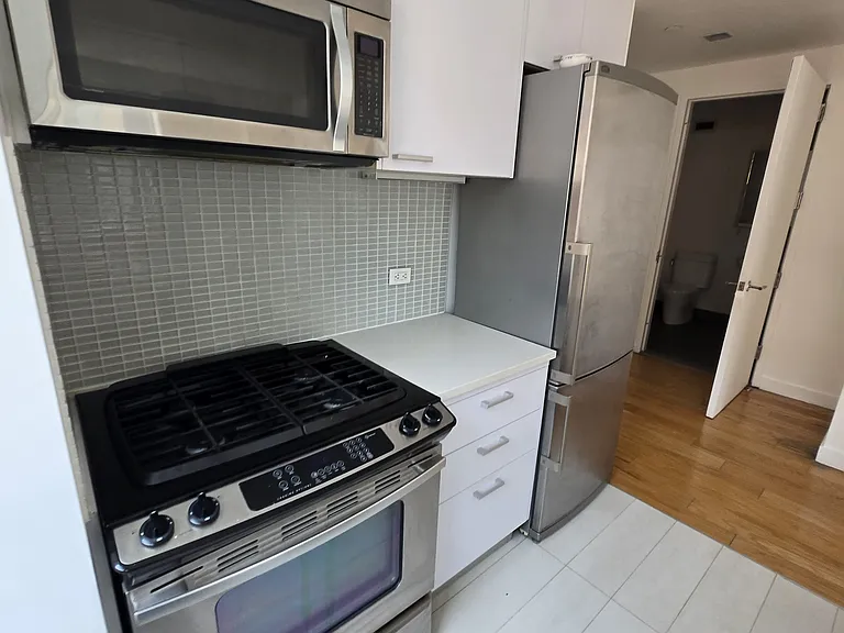 503 W 46th St #14 — Photo 9