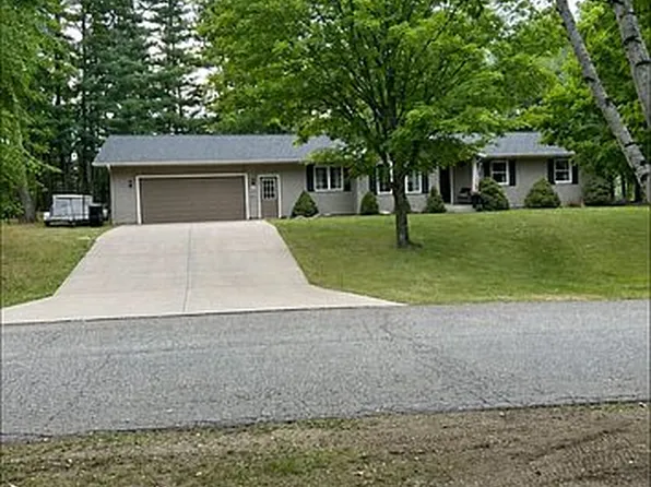 1211 Evergreen Dr, Iron Mountain, MI 49801