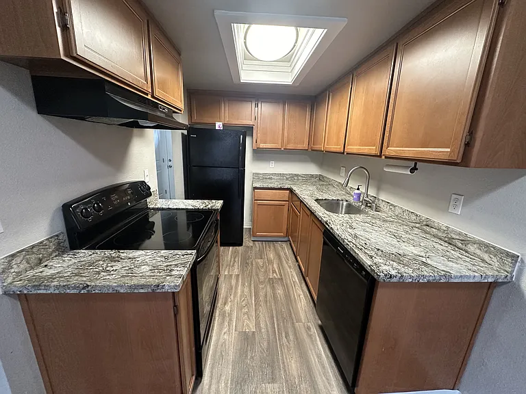Bridgeport 9 Townhomes — Photo 33