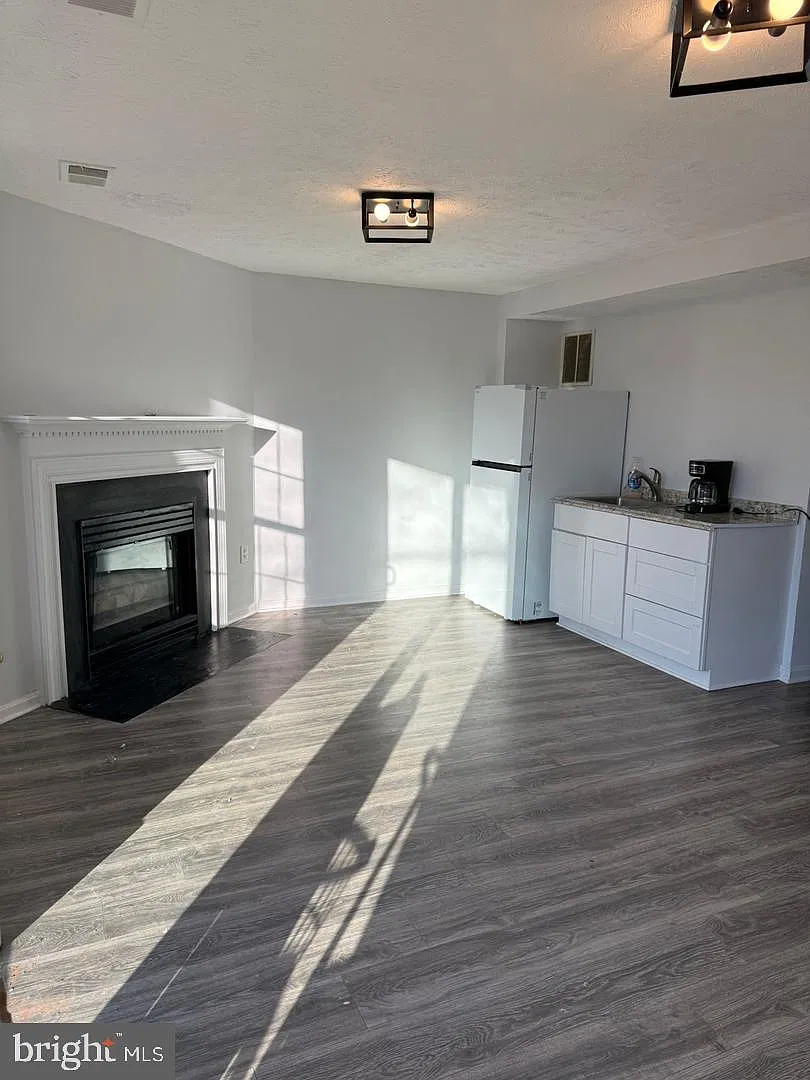 1 bed, 1.0 bath, 1200 sqft, $1,450 — Photo 1