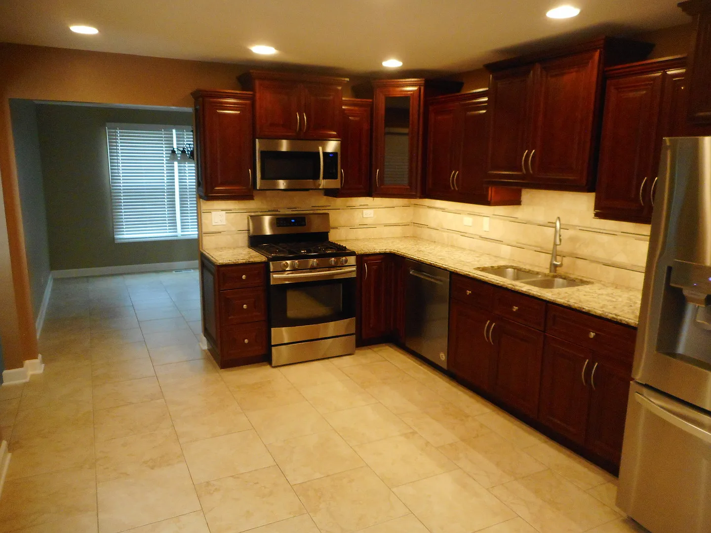 4 bed, 2.5 bath, 2571 sqft, $3,400 — Photo 2