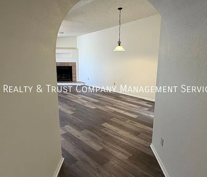 709 W Millbrook Ln — Photo 7