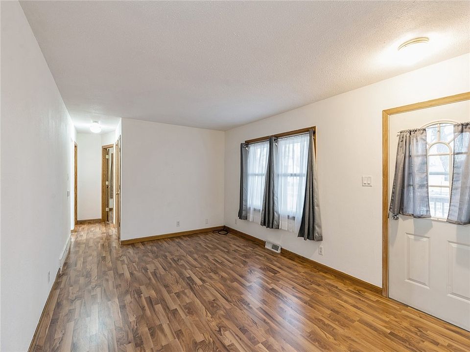 2705 E 38th Ct, Des Moines, IA 50317 | Zillow