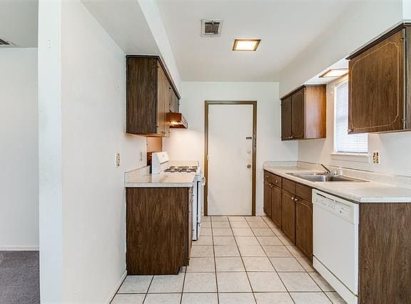 3rd image of 4685 Wisteria St