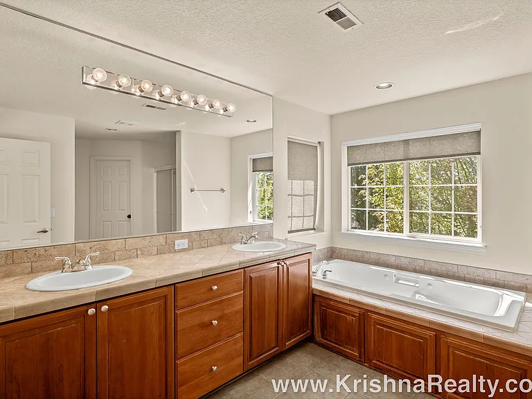 13686 NW Henninger Ln — Photo 20