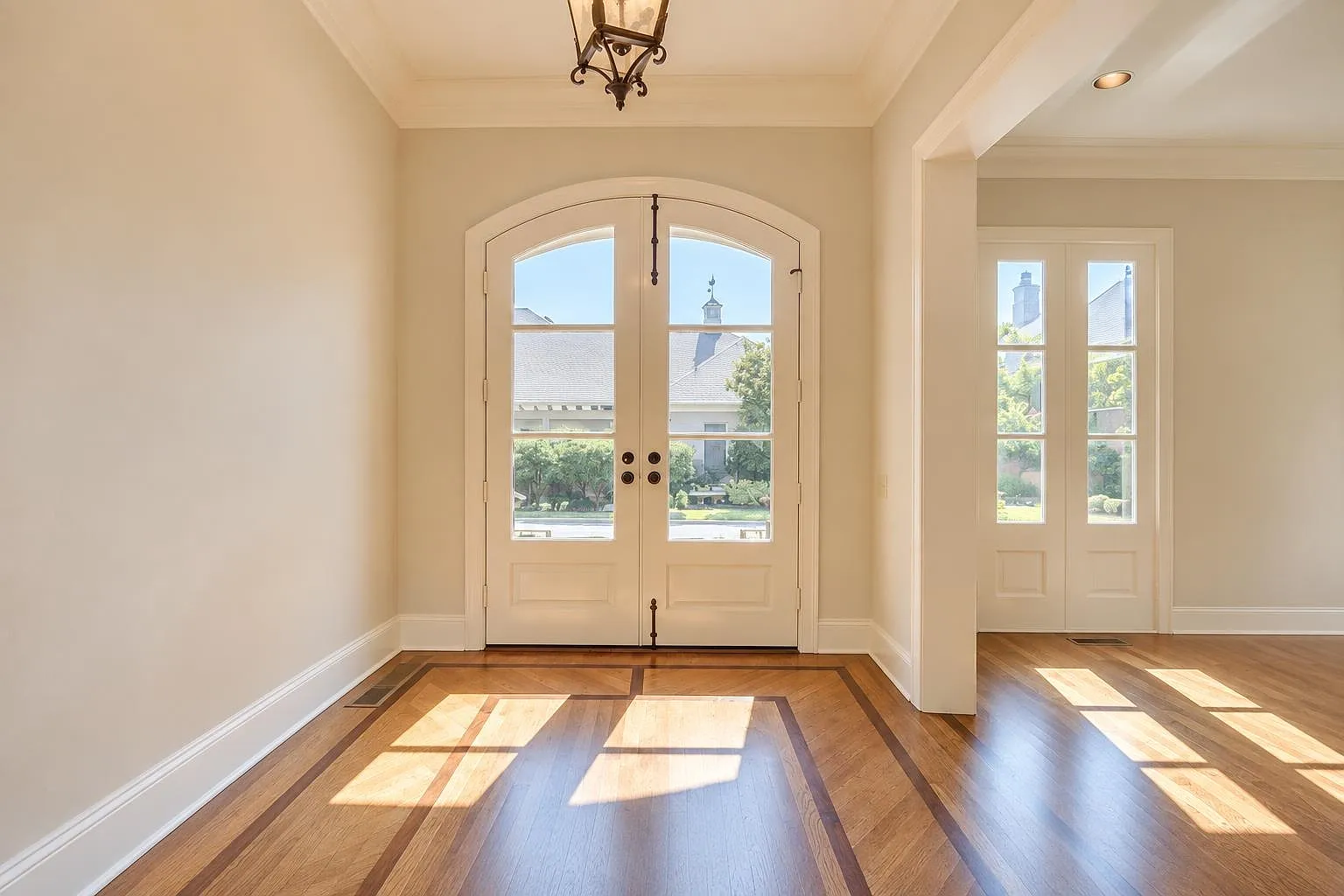 4 bed, 4.0 bath, 3936 sqft, $4,650 — Photo 4