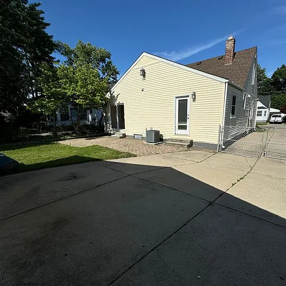 2630 Queen St — Photo 2