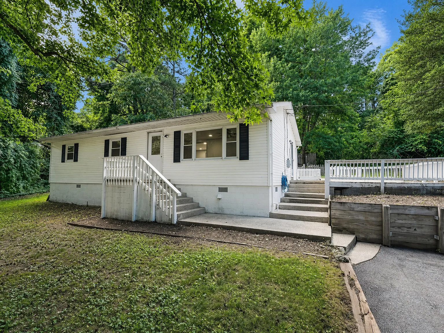 1042 Floral Ct — Photo 3