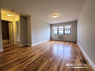 696 Elm Pl APT 102, Highland Park, IL 60035