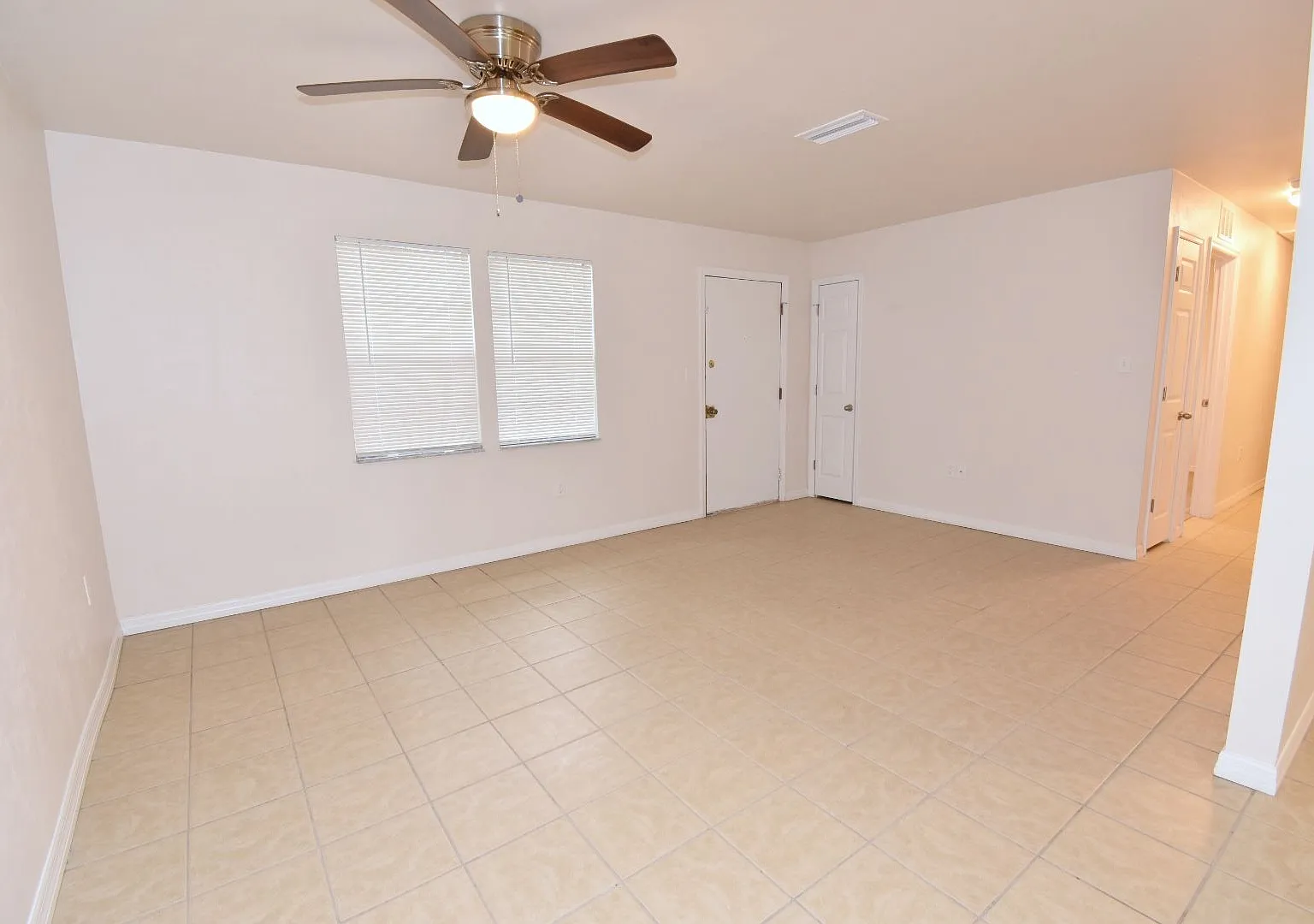 Charming 3/1 House — Photo 4
