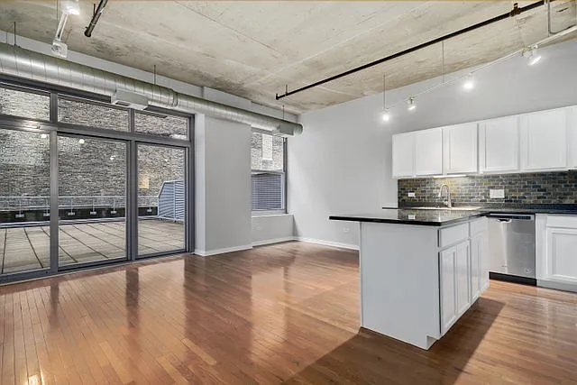 933 W Van Buren St #324 — Photo 3