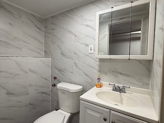 5th image of 864 Revere Ave #B