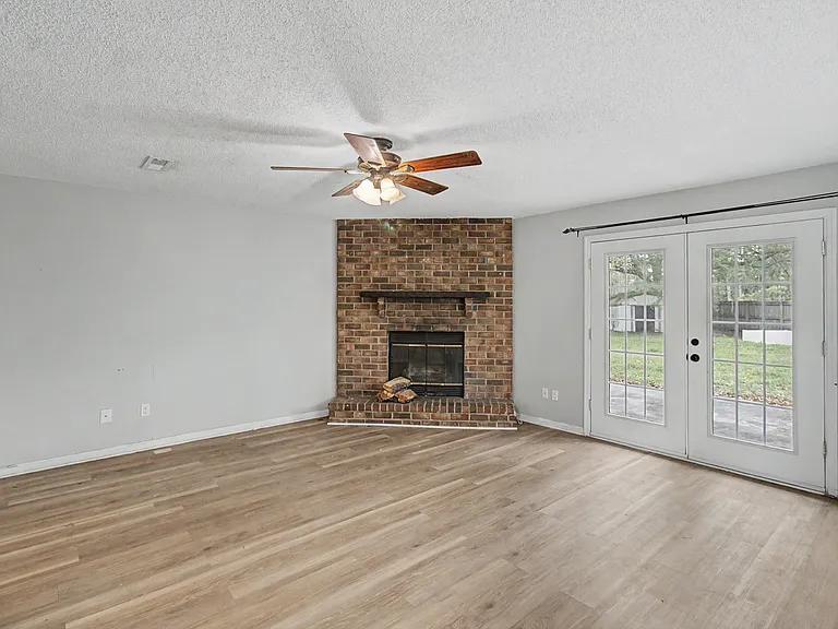 21 Pinewood Ln — Photo 3