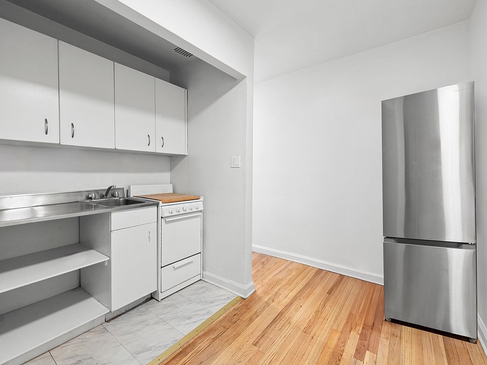 2nd image of 44 W 72nd St #5D