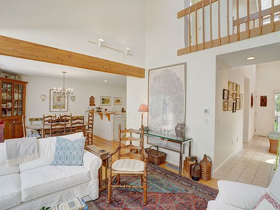 5th image of 17 Meetinghouse Village Way