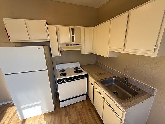 3rd image of 2615 Center Ave #200