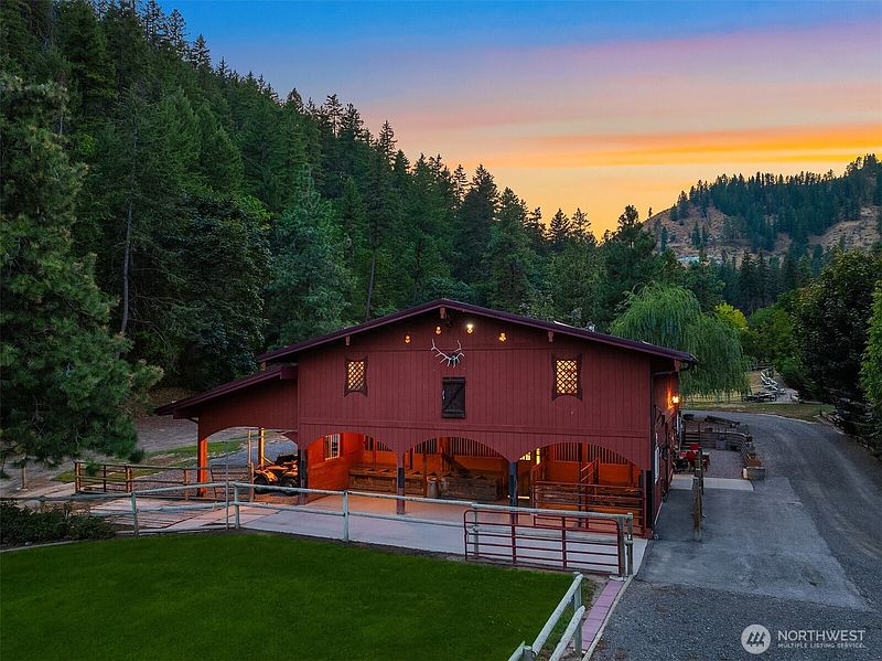 3rd image of 951 Willems Road
