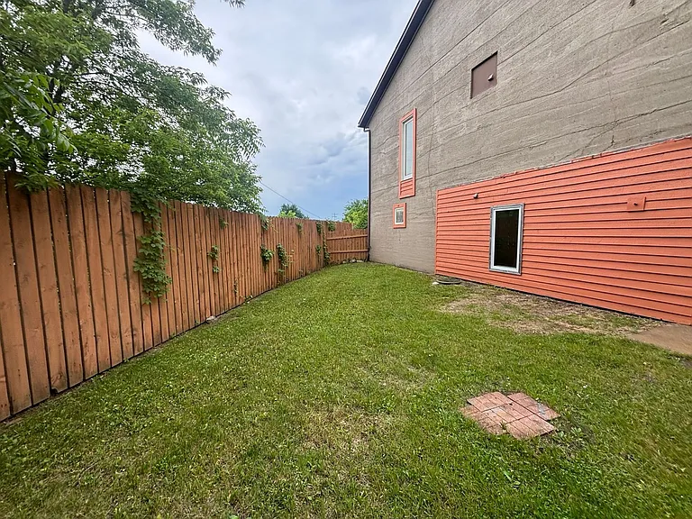 436 Thayer St — Photo 13