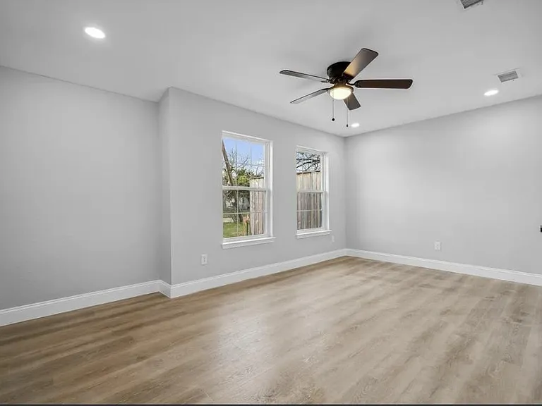 304 N Main St — Photo 14