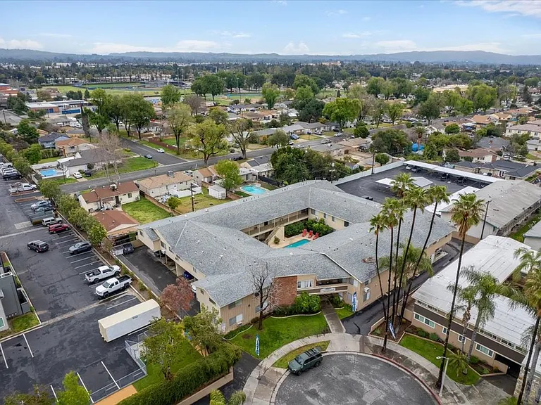 Melrose Place Apartments — Photo 52