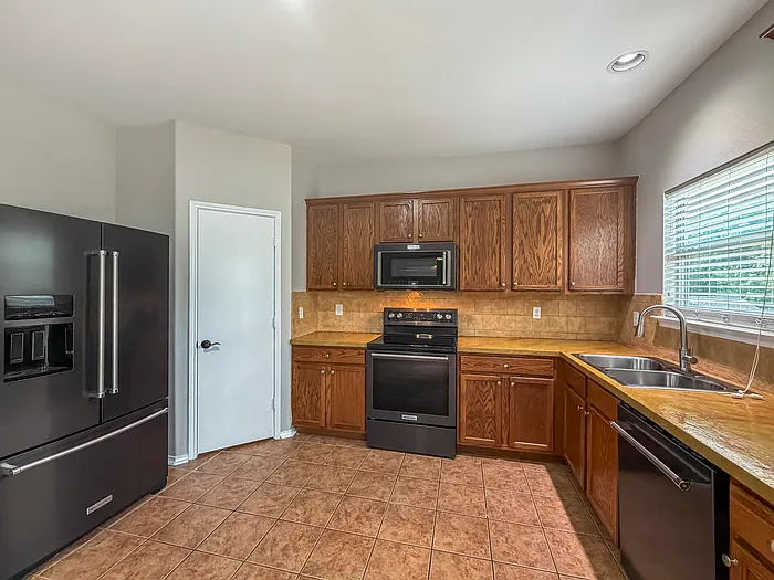 1072 Aviary Dr — Photo 6