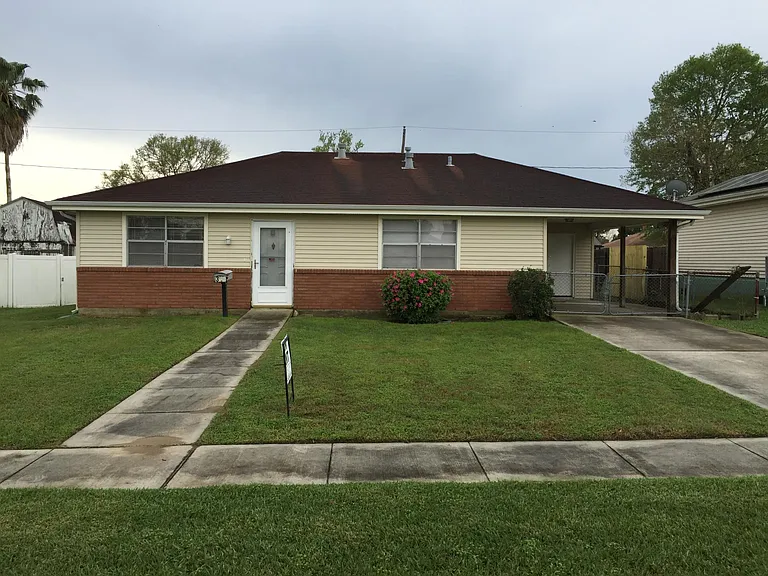319 W Loyola Dr — Photo 1