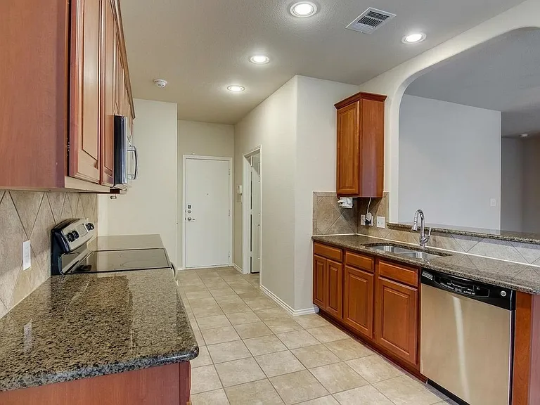 1821 Golden Arrow Ave — Photo 5