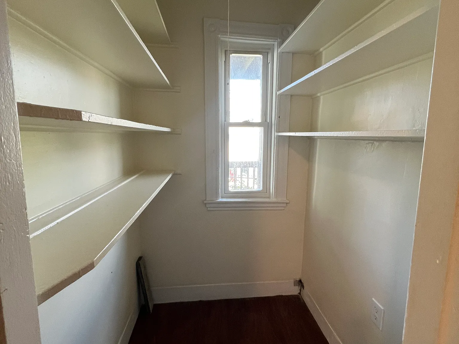 3 bed, 1100 sqft, $3,000 — Photo 3
