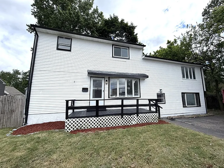 1019 Green Ln — Photo 1