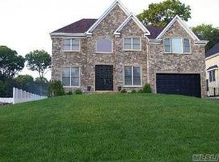 108 Canter Ct, Smithtown, NY 11787