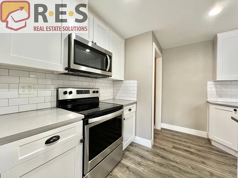 3178 S Dayton Ct — Photo 2