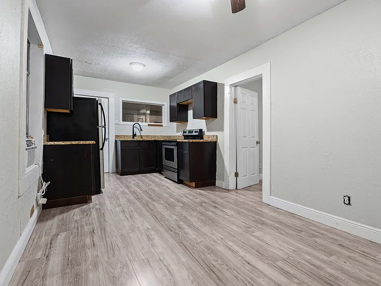 2205 E 5th Ave — Photo 14